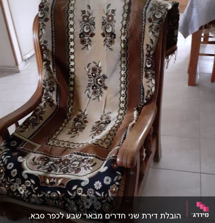 כיסא עץ עם כיסוי בד מעוטר בפרחים
